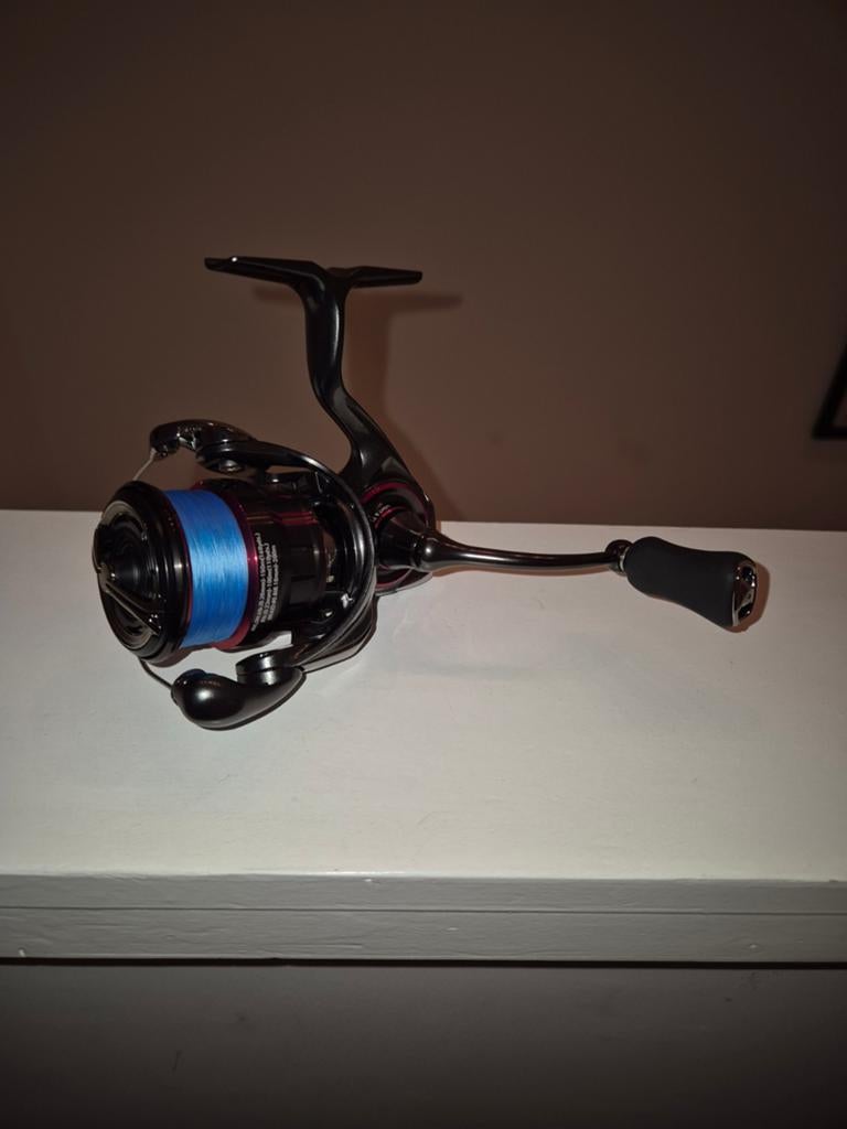 Daiwa Ballistic Air LT2500 - Nieuw en Onbevist, Ophalen of Verzenden, Nieuw, Molen