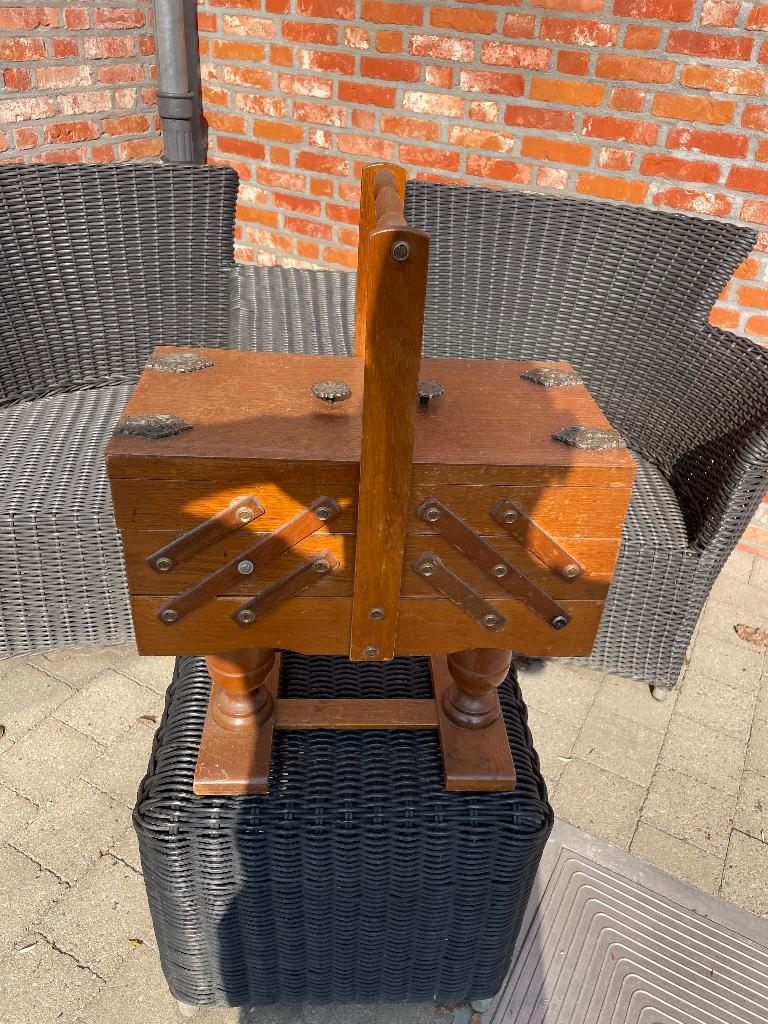 Antieke naai box met inhoud, Antiek en Kunst, Antiek | Naaimachines, Ophalen of Verzenden