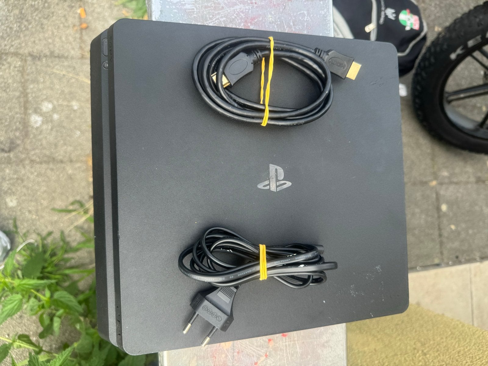 Sony PlayStation 4 Slim met kabels, Ophalen of Verzenden, Zonder controller, Slim, 500 GB
