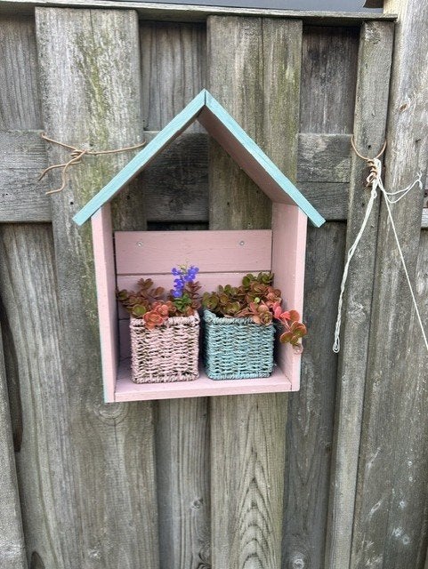 M16-houten huisje met rieten mandjes 32x40x13cm, Ophalen of Verzenden, Gebruikt