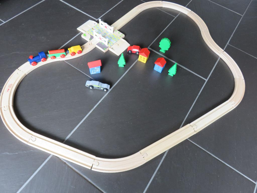 Houten trein set met overgang van Bigjigs, 33 delig, Kinderen en Baby's, Speelgoed | Houten speelgoed, Ophalen of Verzenden, Gebruikt