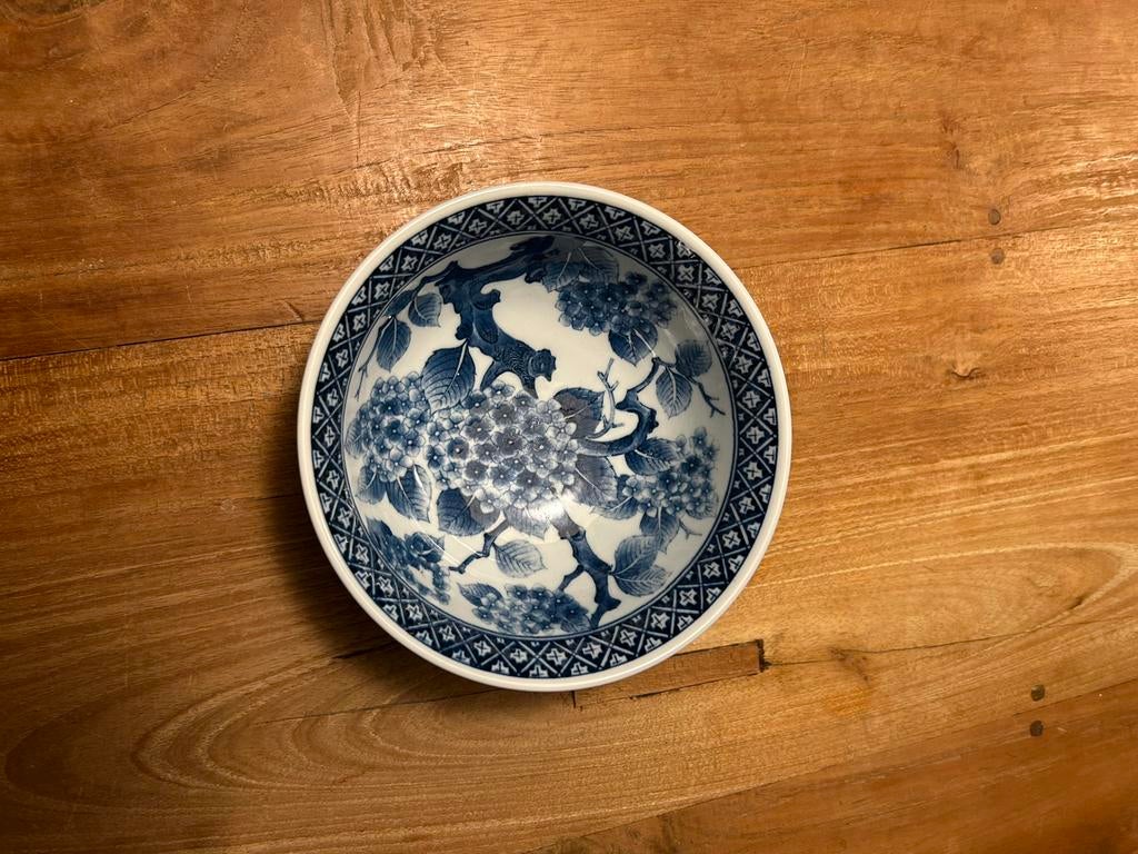 Antieke Chinese kom met blauw-wit bloemmotief, Ophalen of Verzenden