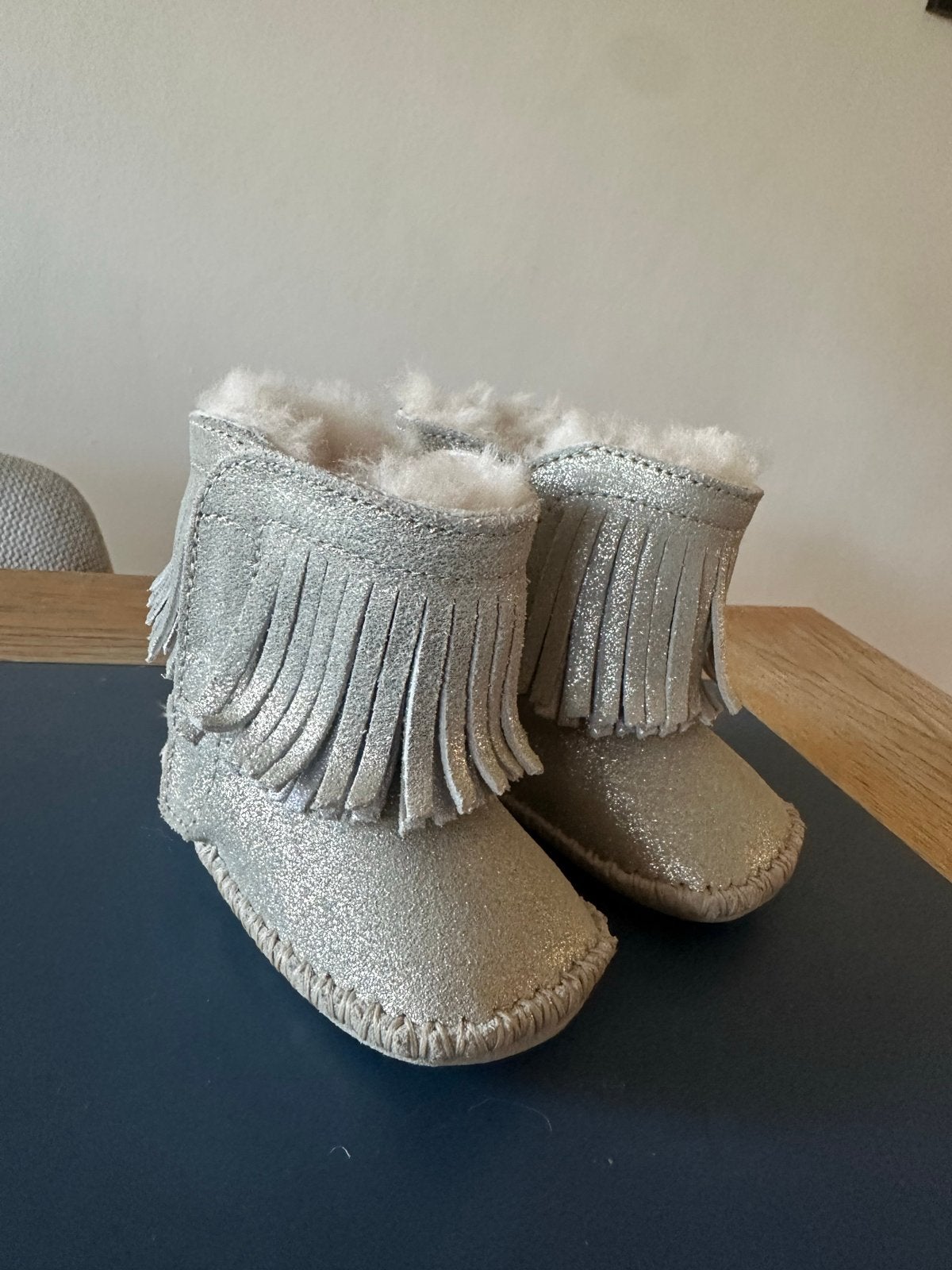 Baby UGG Laarsjes Maat 16 - Zilver, Jongetje of Meisje, Laarsjes, Ophalen of Verzenden, Zo goed als nieuw