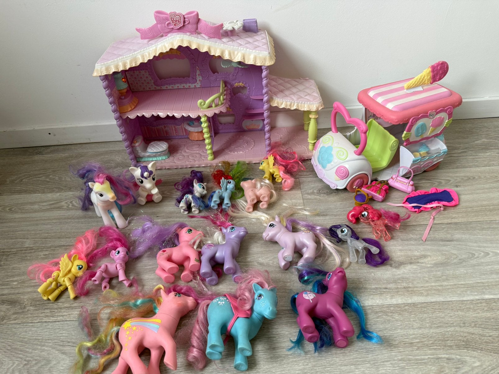 My Little Pony huis, auto en 16 pony's, Ophalen of Verzenden, Gebruikt