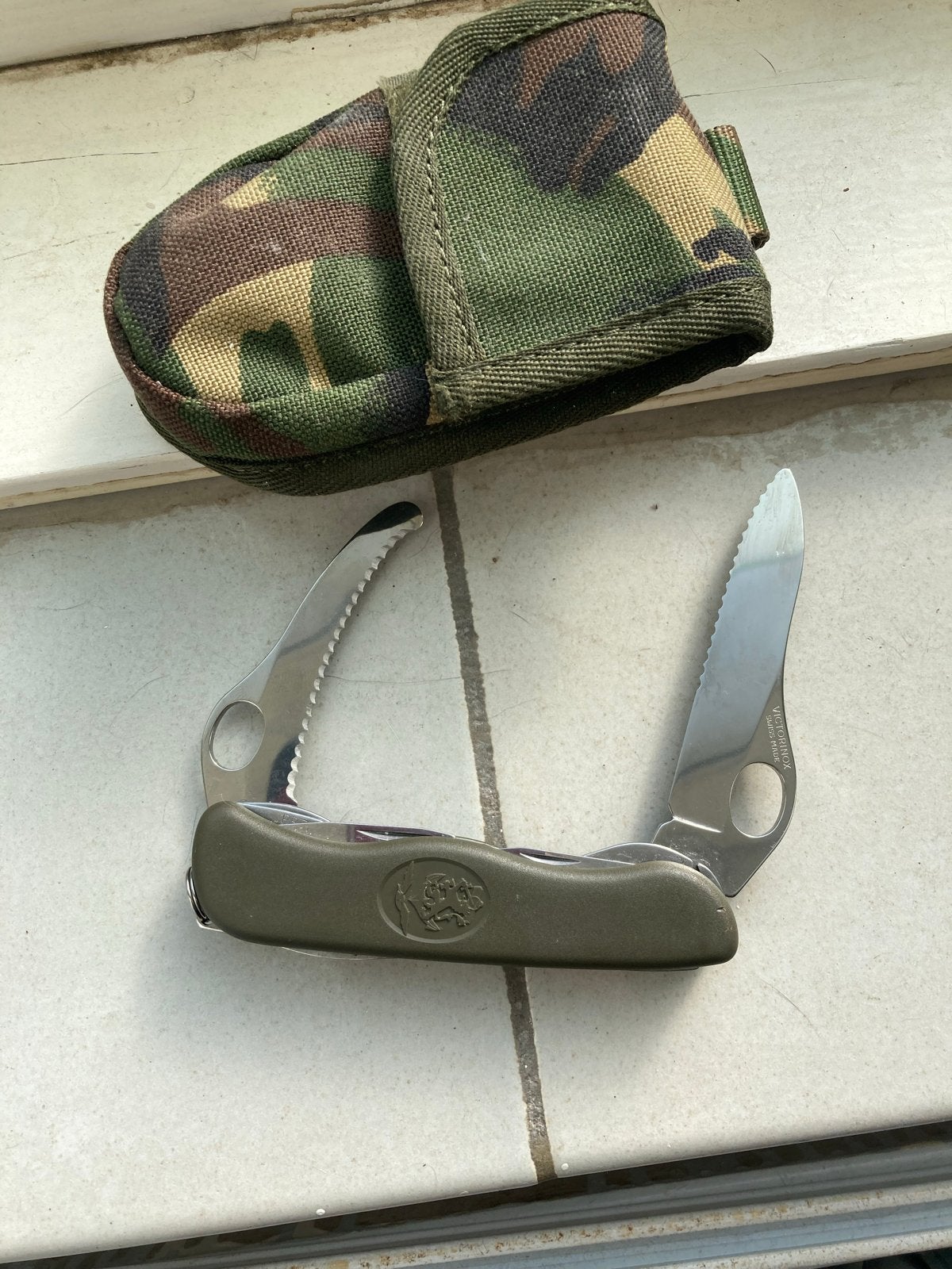 Victorinox Zwitsers zakmes met camouflage hoesje, Verzamelen, Ophalen of Verzenden, Landmacht, Nederland, Mes of Dolk