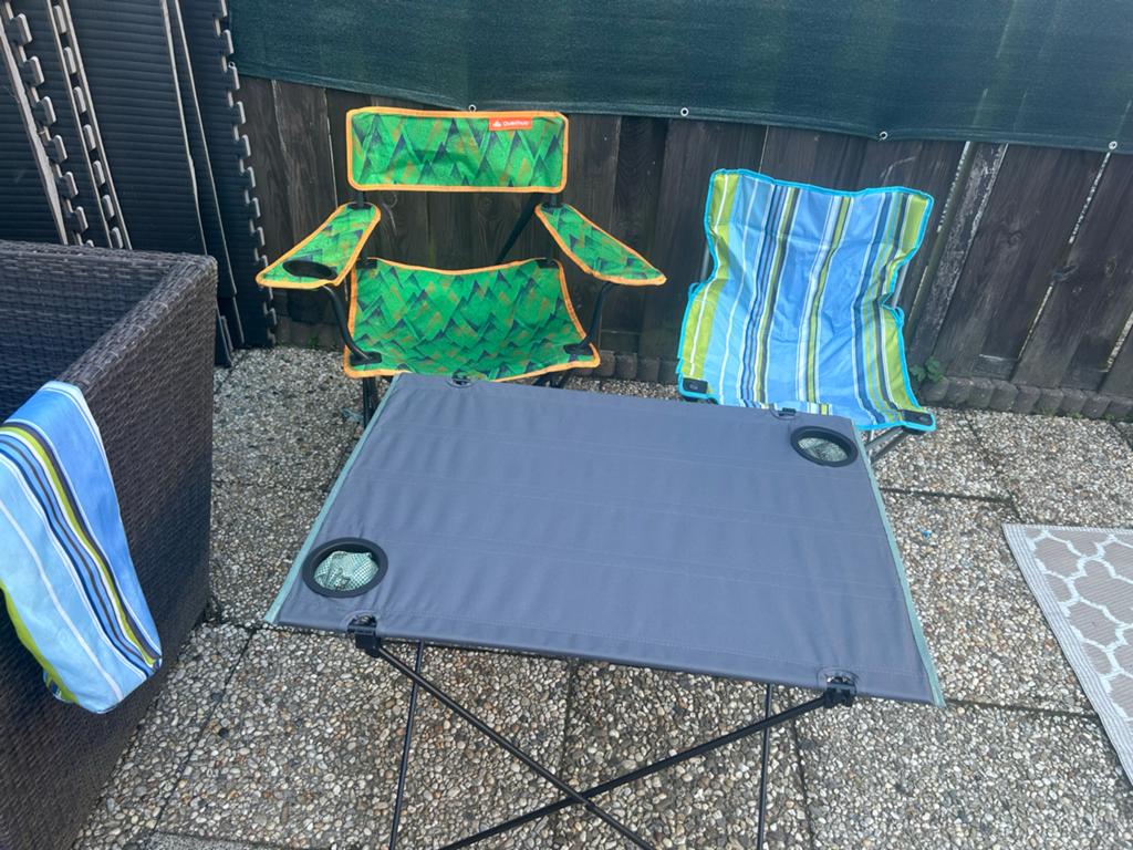 Campingstoelen en -tafel set - Quechua, Caravans en Kamperen, Kampeermeubelen, Ophalen of Verzenden, Gebruikt, Campingstoel