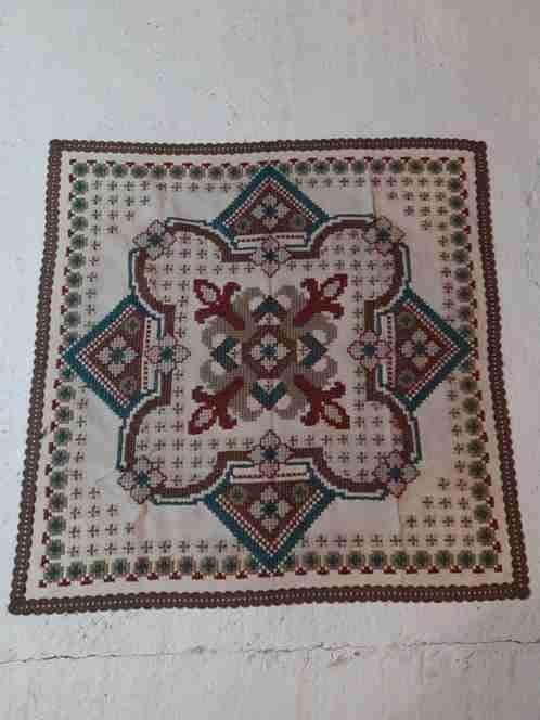 Vintage tafelkleed geborduurd bruin groen 140/140 cm