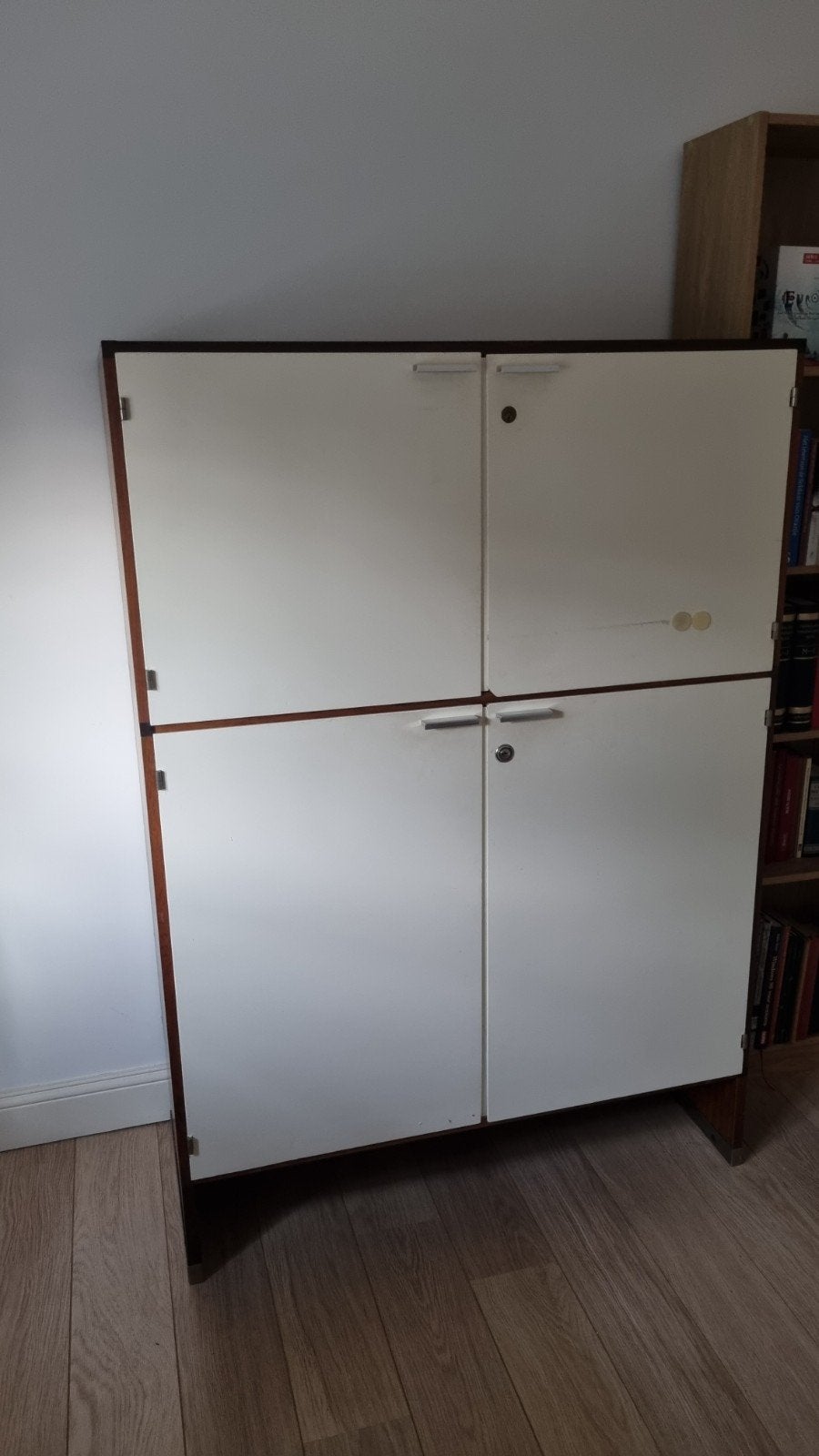 Vintage Opbergkast met 4 Deuren - Wit en Hout, Ophalen, Gebruikt
