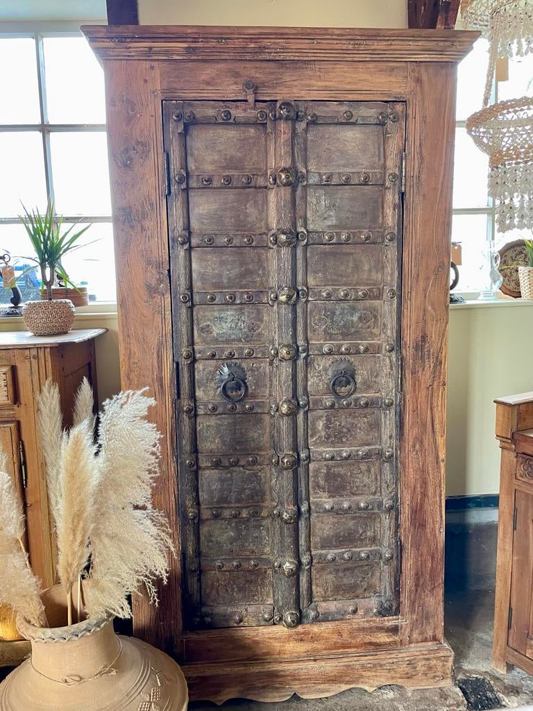 Unieke vintage Indiase houten kast met metalen deuren