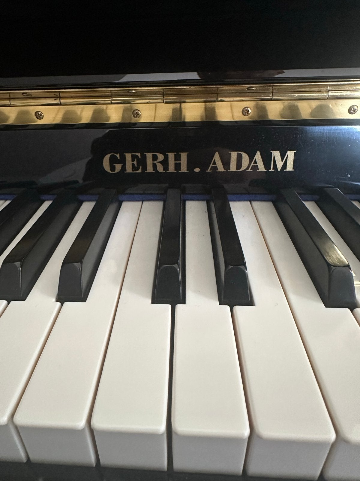Gerh. Adam Piano - Zwart Hoogglans met Kruk, Muziek en Instrumenten, Ophalen, Zwart, Zo goed als nieuw, Piano
