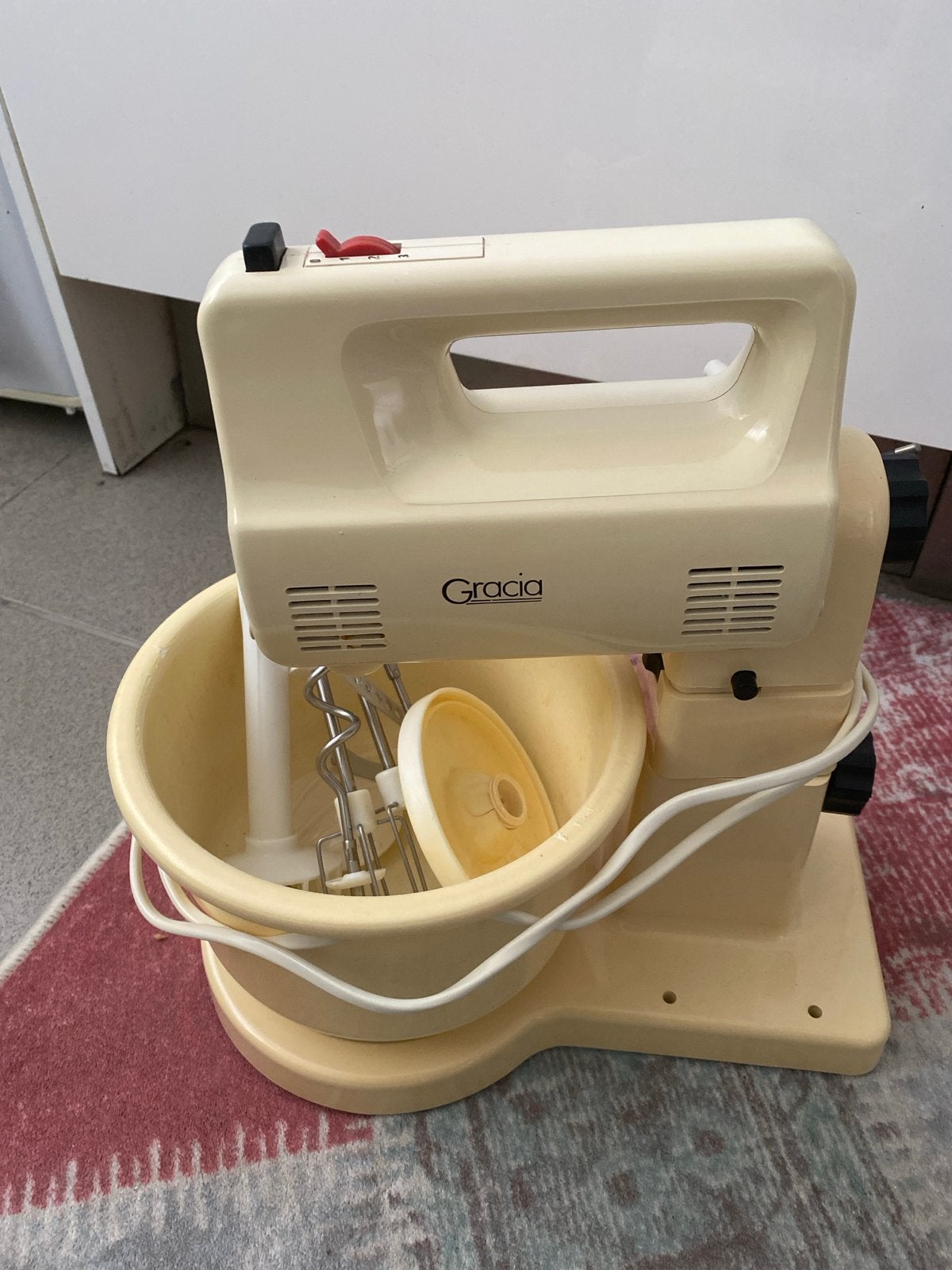 Gracia Mixer met Kom - Vintage Keukenhulp, 2 tot 3 liter, Ophalen of Verzenden, Gebruikt, 2 snelheden