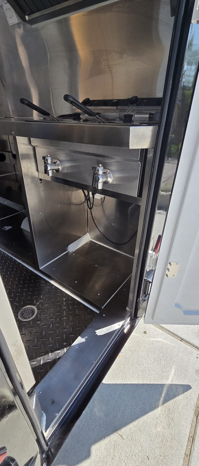 Foto 14 van Foodtruck / Verkoopwagen/ Snackwagen (instapklaar zgan)