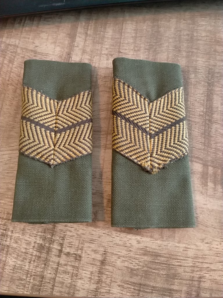 NL , KL , korporaal 1e klasse , dienstplichtperiode, Verzamelen, Verzenden, Landmacht, Nederland, Embleem of Badge