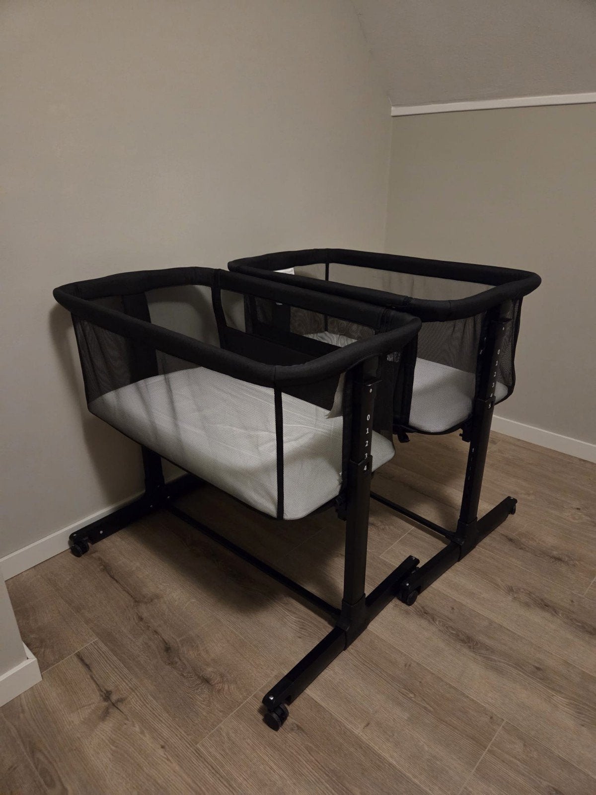 Twee Mama Loes Co-sleepers  - Zwart, Kinderen en Baby's, Ophalen of Verzenden, Zo goed als nieuw, Reisbedje