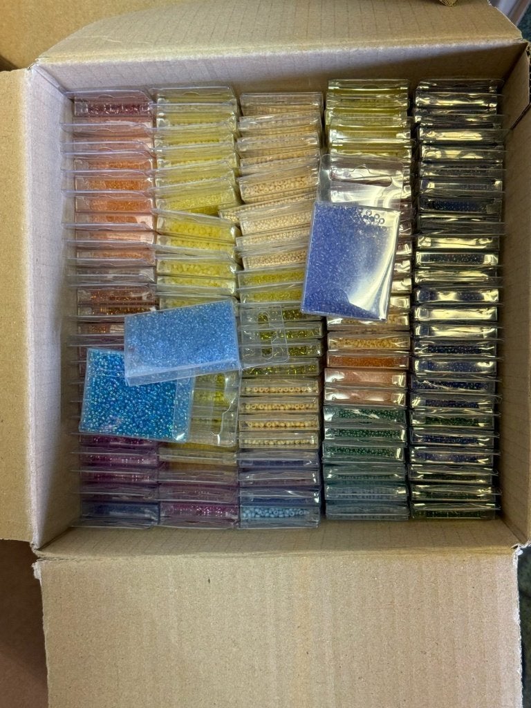 Volledige stock kralenwinkel, 24 dozen + display, Ophalen, Nieuw, Kraal