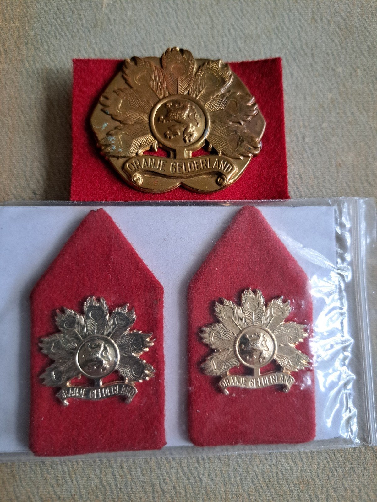 set emblemen Oranje Gelderland baret en kraagspiegels, Ophalen of Verzenden, Landmacht, Nederland, Embleem of Badge