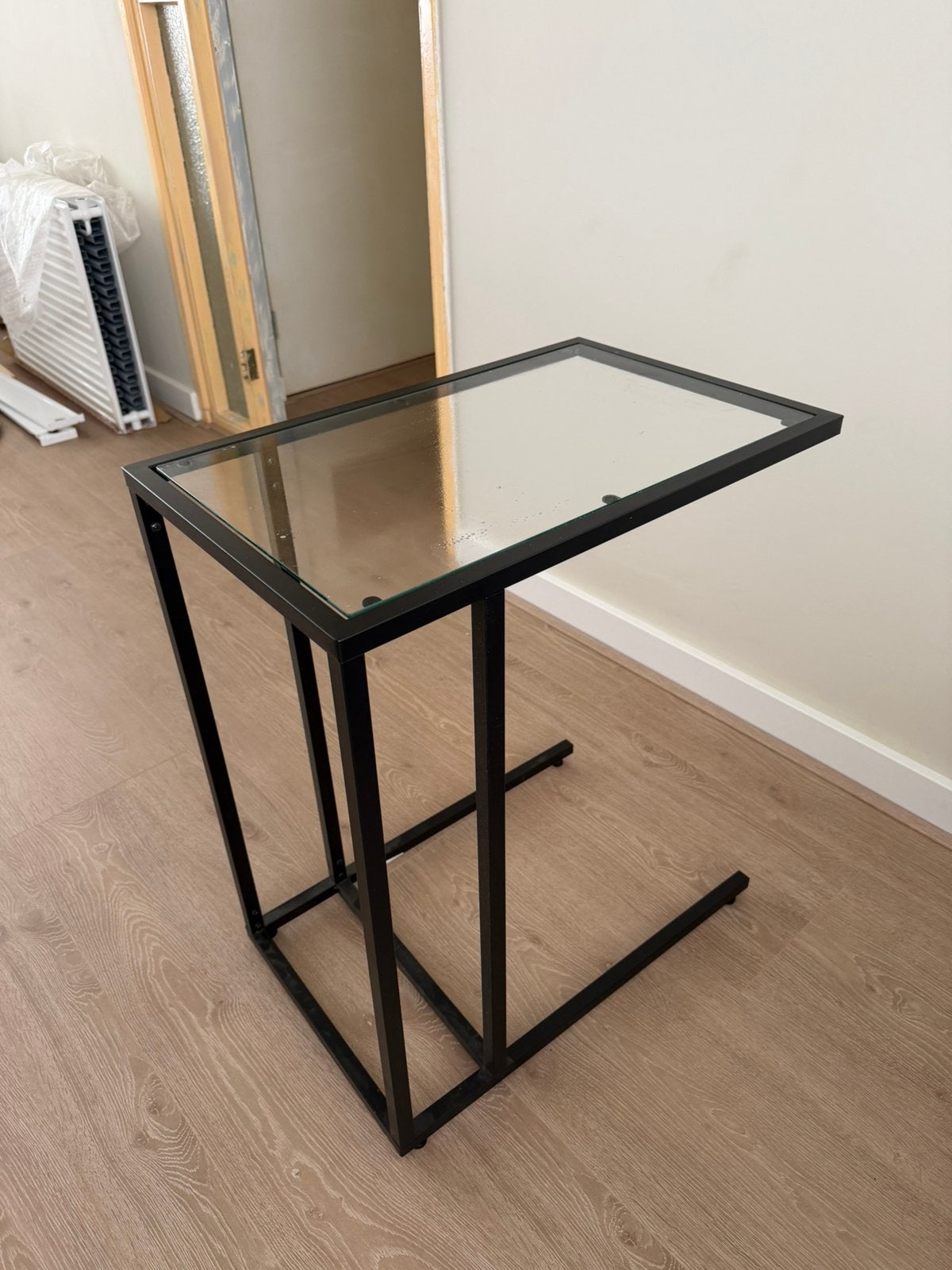 VITTSJÖ Laptophouder, zwart/glas, 35x65 cm, Ophalen, Glas, Zo goed als nieuw, 25 tot 50 cm