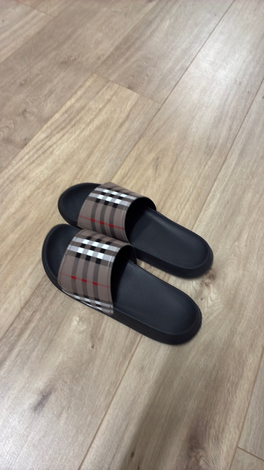 Burberry slippers, Slippers, Zwart, Ophalen of Verzenden, Zo goed als nieuw