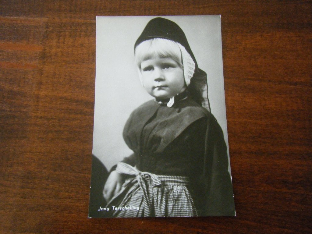 F89 - Terschelling - Klederdracht - Meisje - Mooi/Oud, Ophalen of Verzenden, 1960 tot 1980, Waddeneilanden