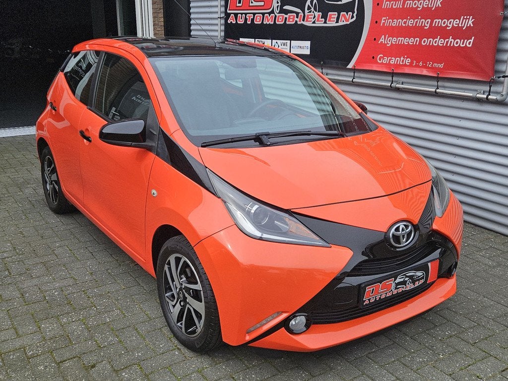 Toyota Aygo 1.0 VVT-i x-play UNIEK SPECIALE UITVOERING *VOLL, Auto's, Toyota, Voorwielaandrijving, Euro 5, Gebruikt, Zwart