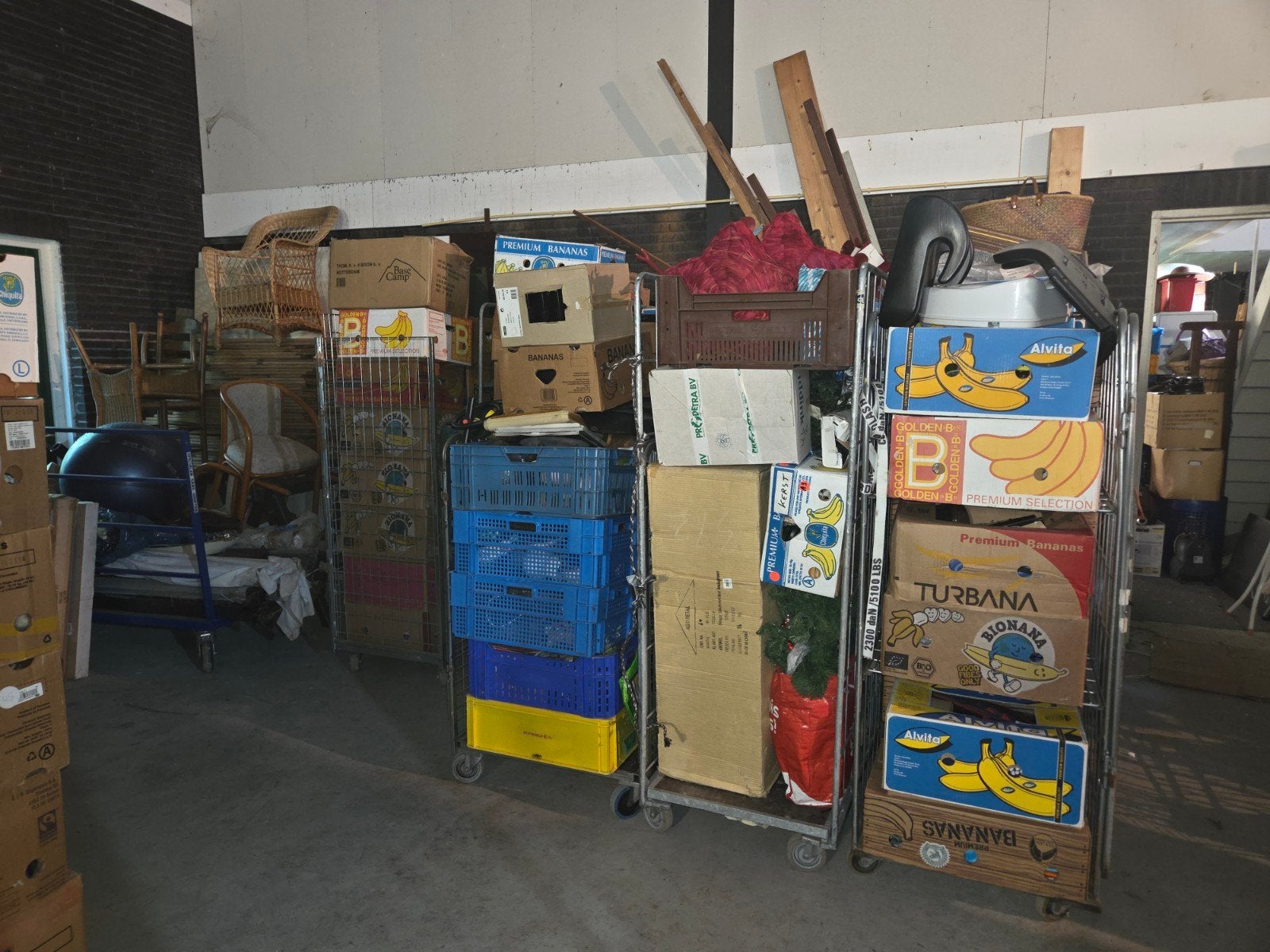Foto 9 van zeer grote partij 19 rolcontainers rommelmarkt spullen