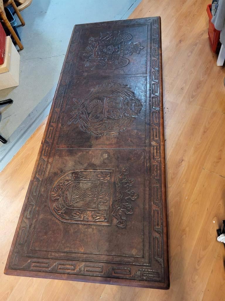 Antieke lederen salontafel met wapenschilden, Ophalen