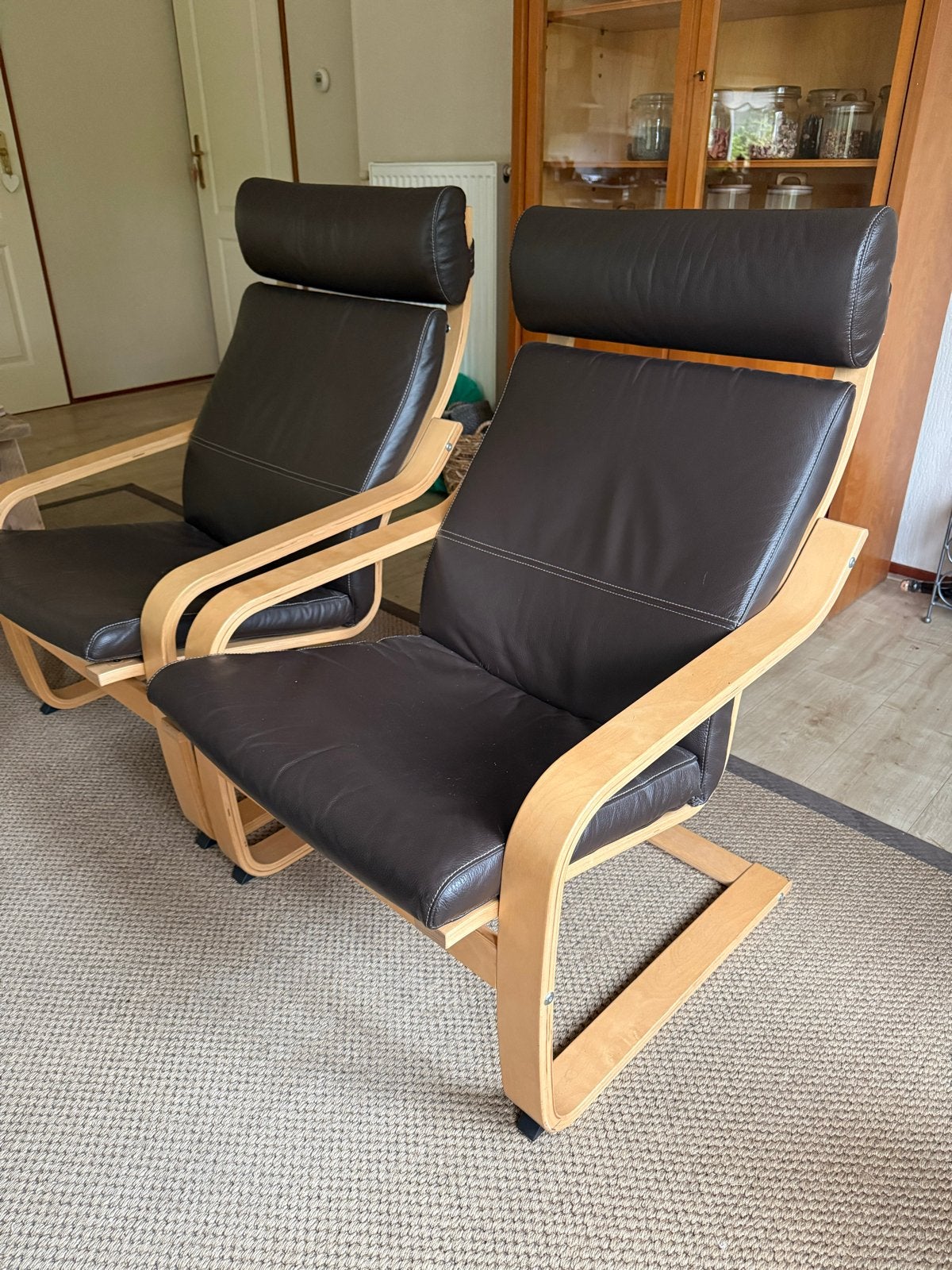 Ikea Poäng fauteuils met voetenbank - Bruin leer en hout, Gebruikt, Twee, Bruin, Ophalen of Verzenden