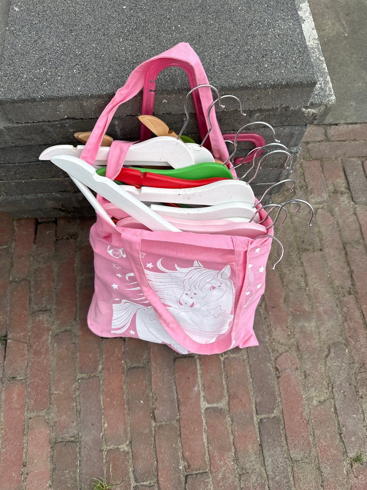 Tas vol kledinghangers kind gratis afhalen, Kleding | Dames, Ophalen, Gebruikt, Kunststof, Kinderen
