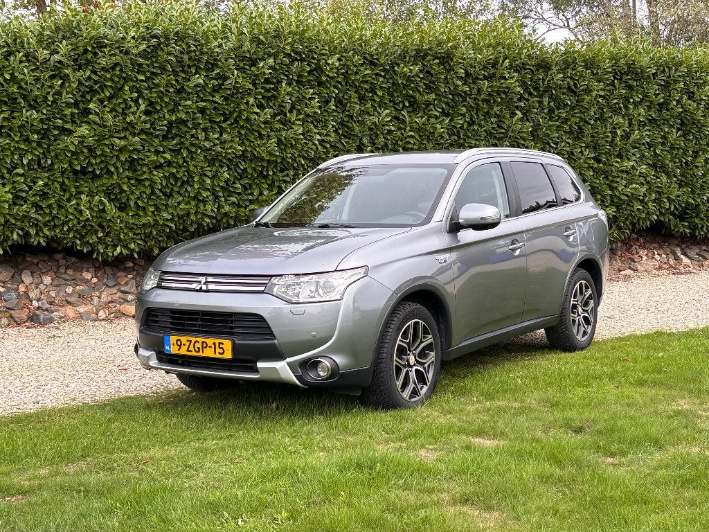 Mitsubishi Outlander 2.0 Phev 4WD CVT 5P 2015 Grijs, Auto's, Automaat, Dealer onderhouden, Outlander, Zwart
