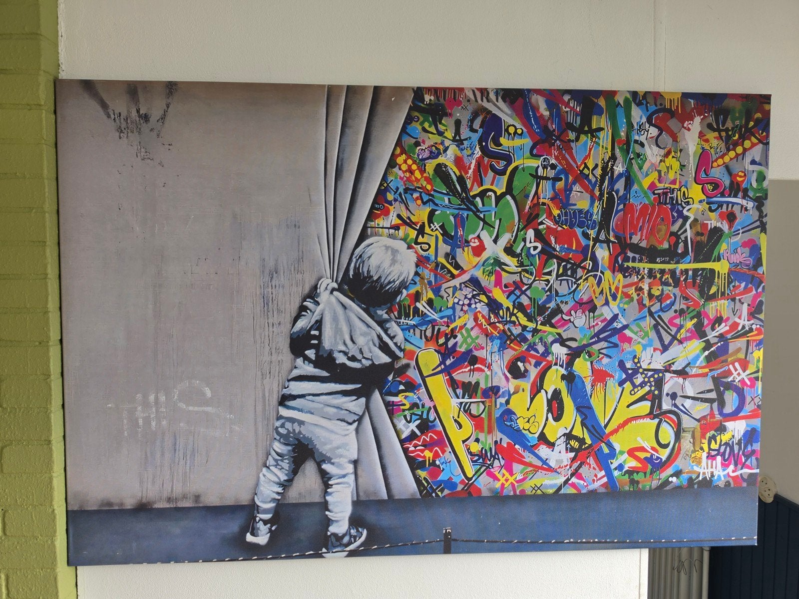 Banksy-stijl schilderij: Jongen onthult kleurrijke graffiti, Overig onderwerp, Op houten frame, Ophalen of Verzenden, Print