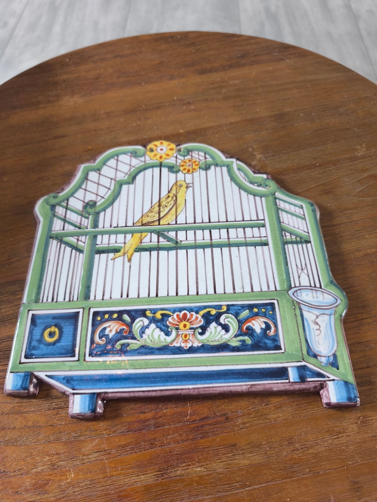 Antieke Makkum Tichelaar plaquette met vogel in kooitje, Ophalen of Verzenden