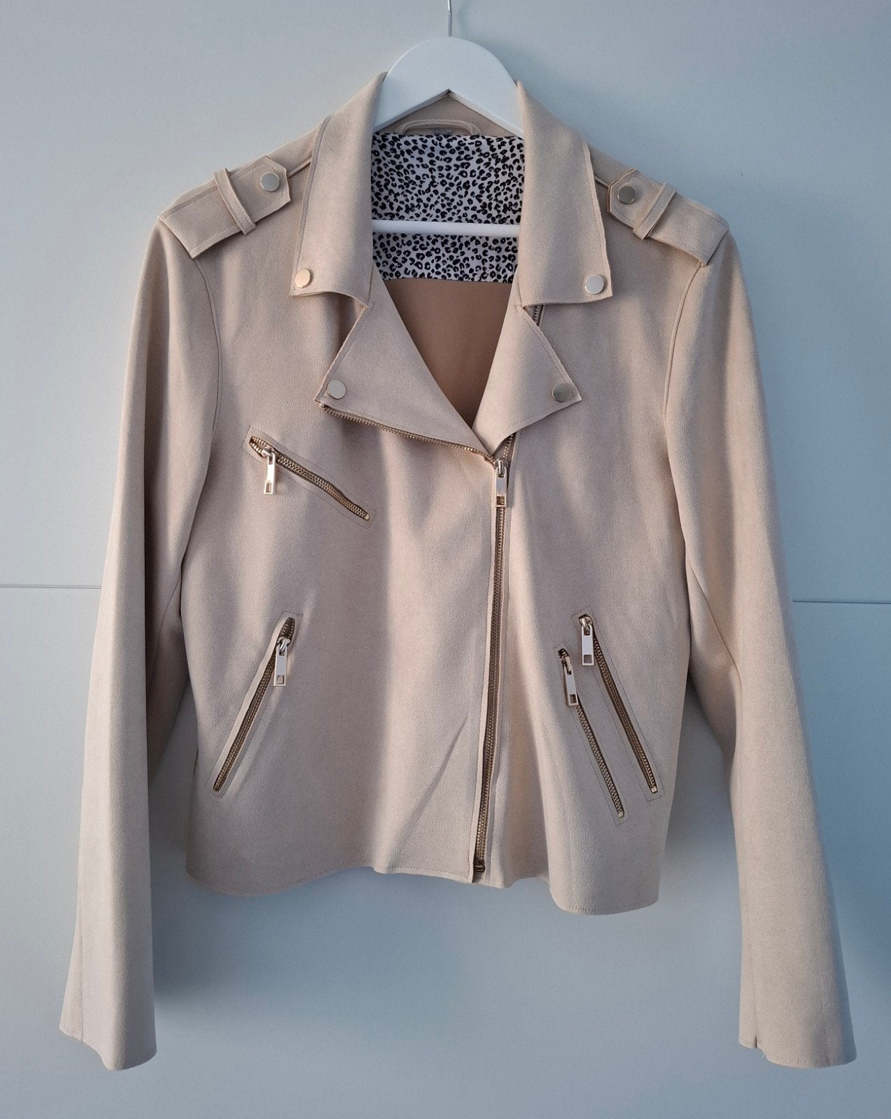 Mooi beige suèdine jasje Rino & Pelle maat 42, Beige, Maat 42/44 (L), Ophalen of Verzenden, Zo goed als nieuw