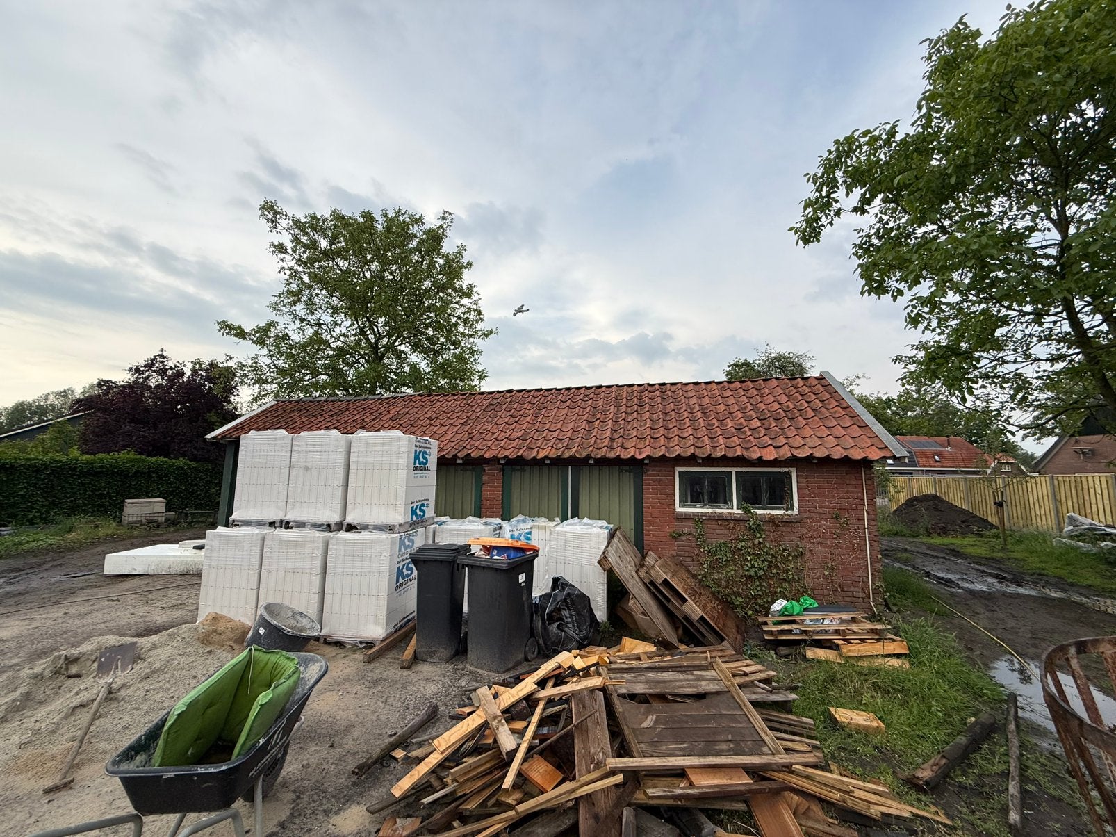 Gratis af te halen. Oude holle pan ca. 400 stuks, Ophalen, Gebruikt, Steen of Klei, 15 m² of meer
