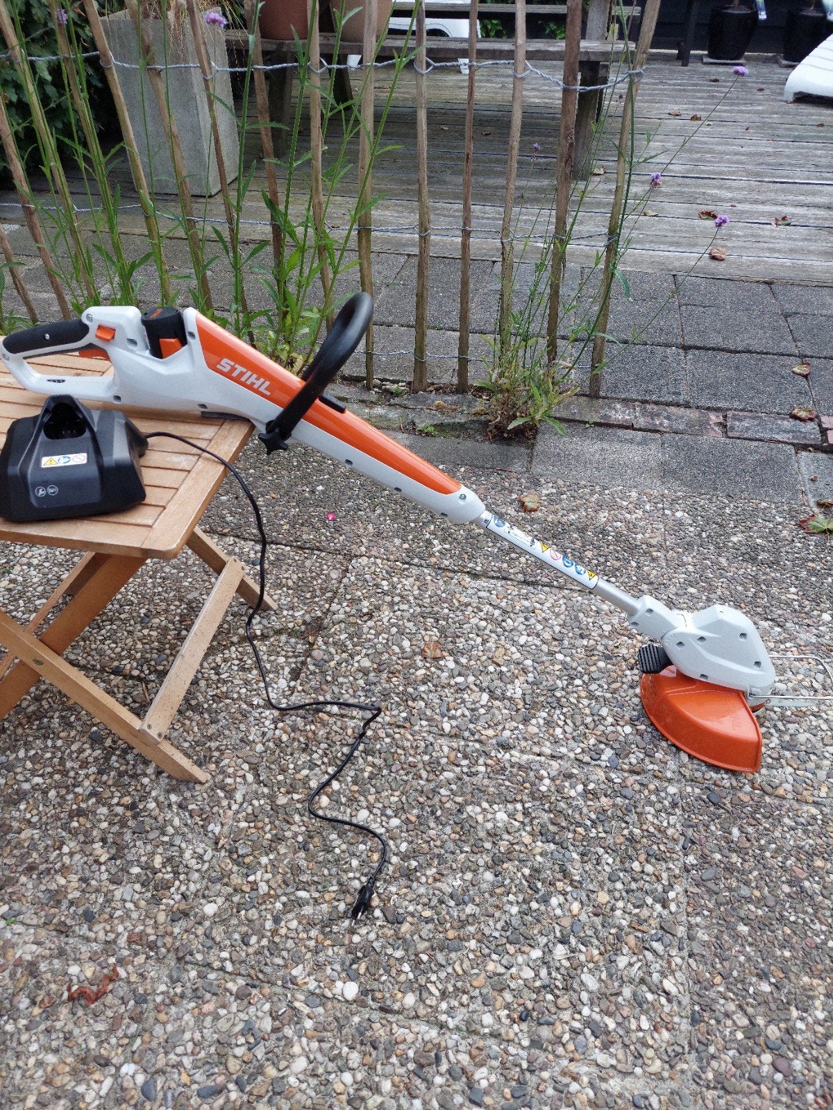 Stihl FSA 30.0 Accu Grastrimmer + Lader - Zo goed als nieuw, Tuin en Terras, Grastrimmers, Ophalen, Stihl, Accu, Zo goed als nieuw
