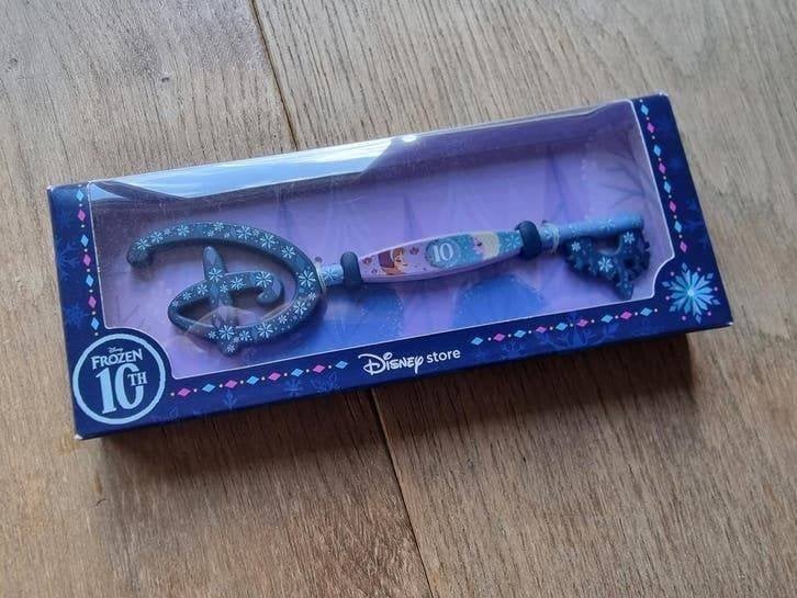 Frozen Disney Store Japan 10th anniversary key, Verzamelen, Ophalen of Verzenden, Overige figuren, Zo goed als nieuw, Overige typen