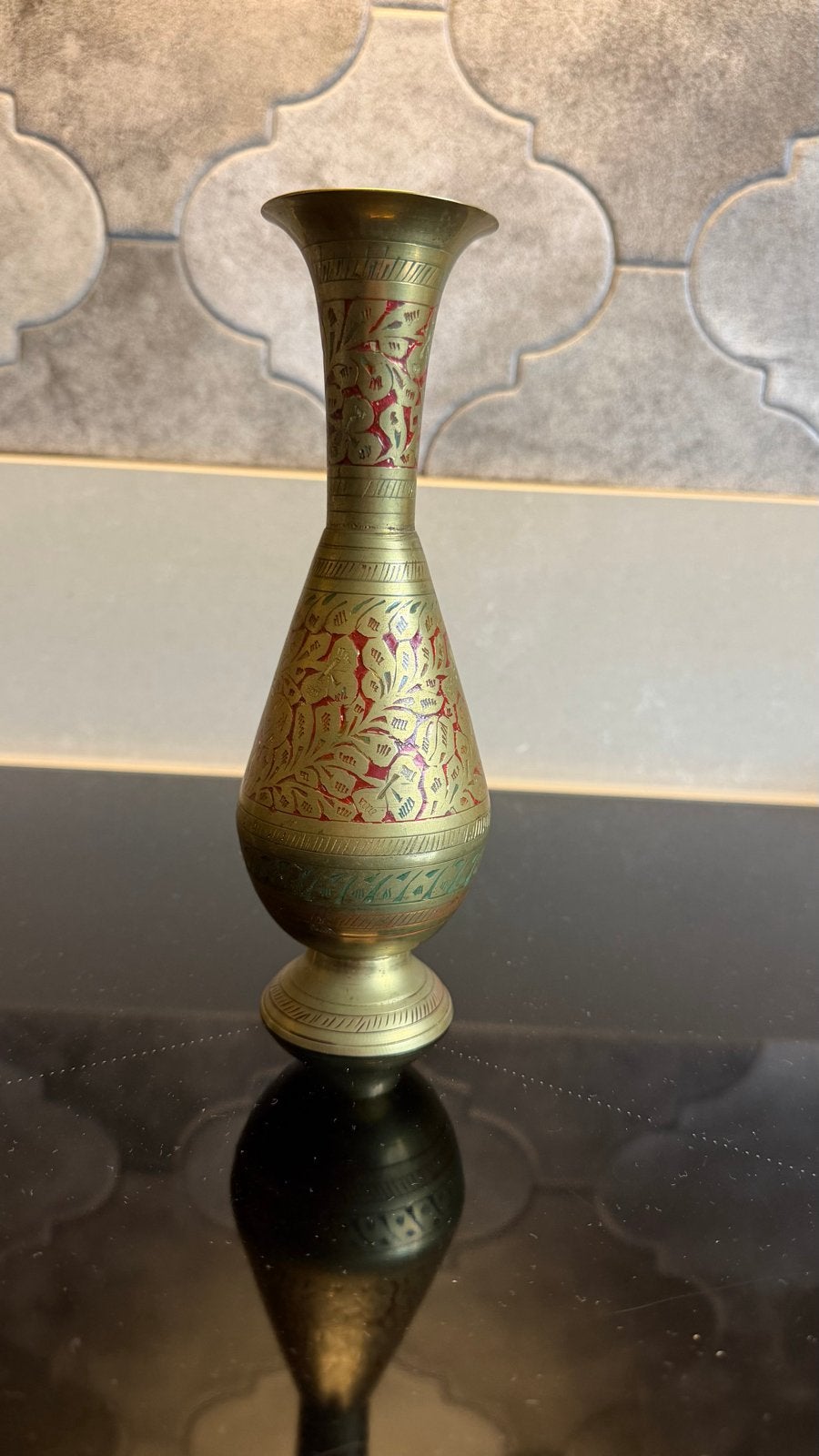 Vintage Indiase messing vaas met rode emaille decoratie, Ophalen of Verzenden