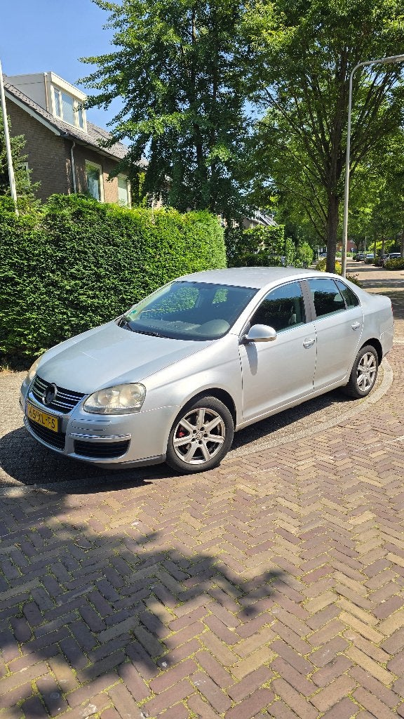 Volkswagen Jetta 1.6 75KW 2007 Grijs, Auto's, Volkswagen, Voorwielaandrijving, 4 cilinders, 1200 kg, Handgeschakeld