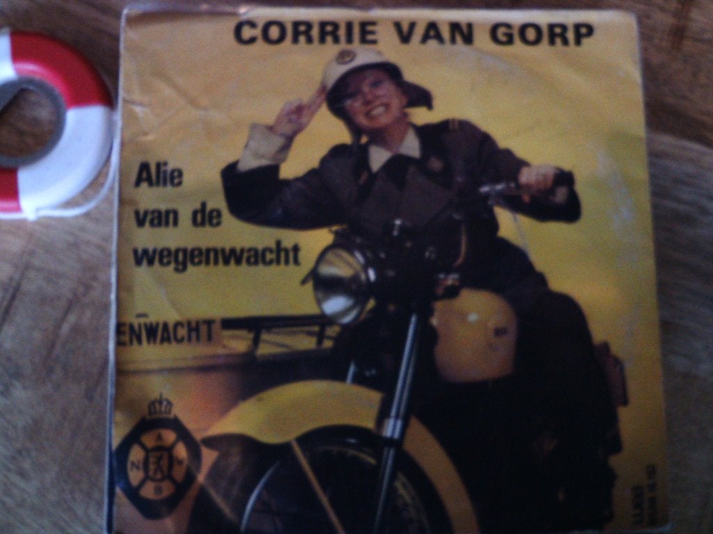 Corrie van Gorp - Alie van de wegenwacht (Single) 6s, 7 inch, Ophalen of Verzenden, Zo goed als nieuw, Beschermende buitenhoes