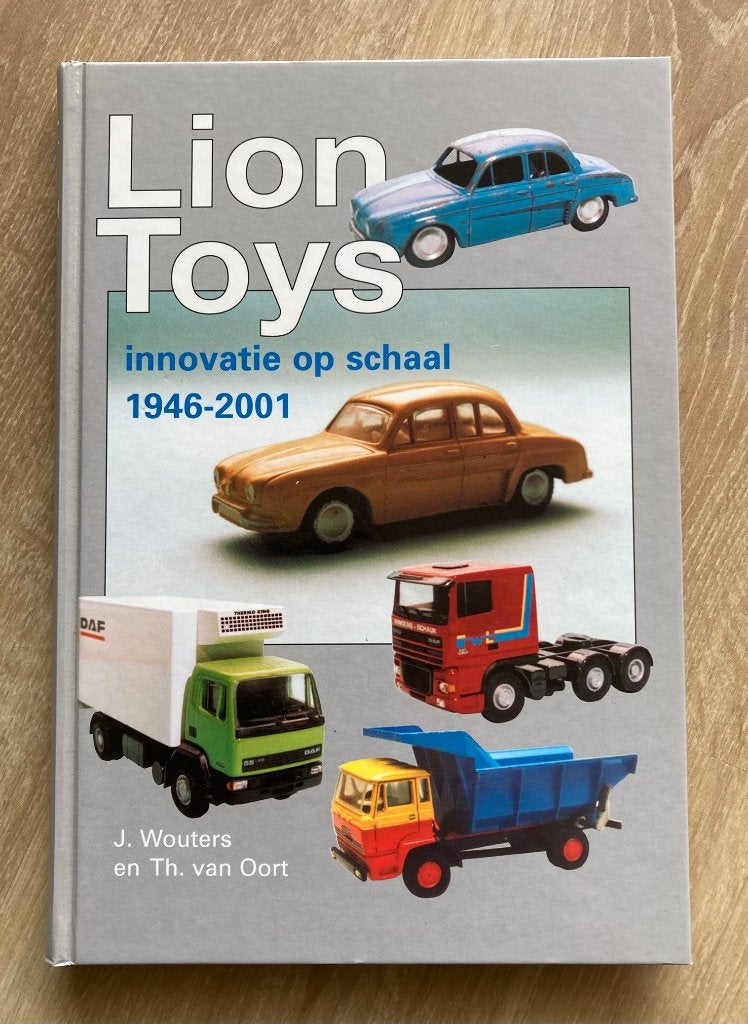 LION TOYS innovatie op schaal 1946-2001, Verzenden, Zo goed als nieuw, Overige typen, Lion Toys