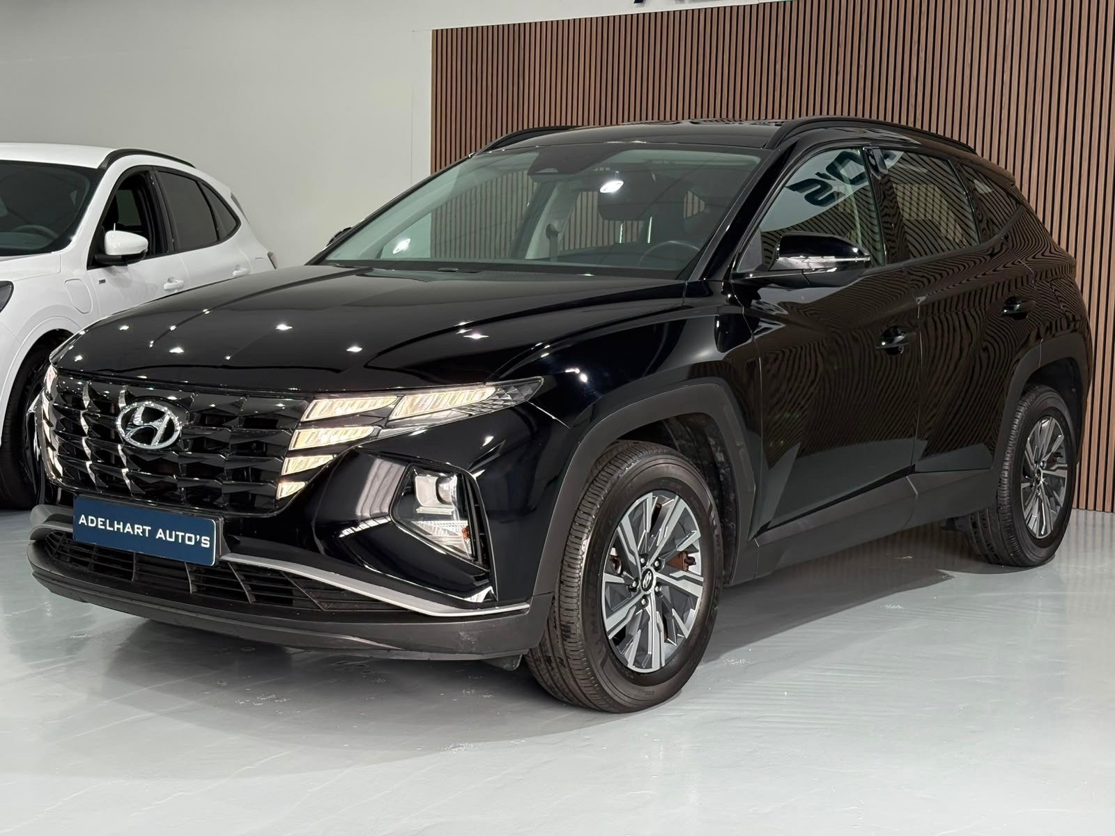 Hyundai Tucson 1.6 T-GDI HEV Comfort 230 PK Automaat / Navig, Auto's, Gebruikt, 4 cilinders, Zwart, Origineel Nederlands