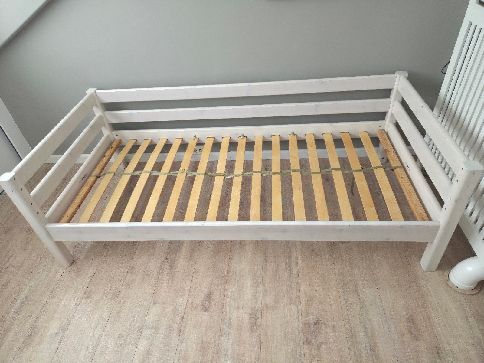 Flexa bed met uitvalbeveiliging 90x200 whitewash, 85 tot 100 cm, Gebruikt, Ophalen of Verzenden, Lattenbodem