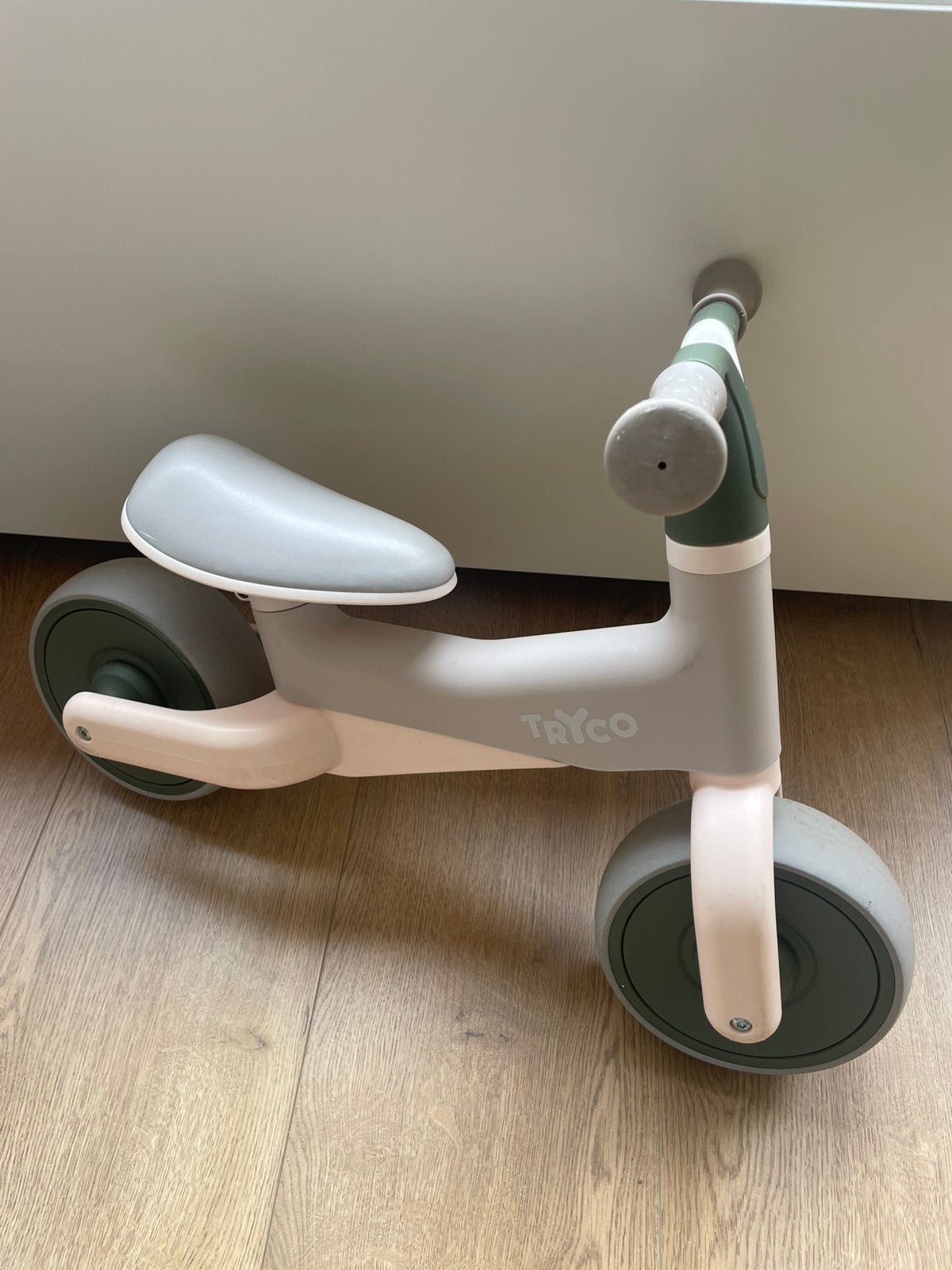 Tryco loopfiets roze-groen, Ophalen, Zo goed als nieuw, Loopfiets