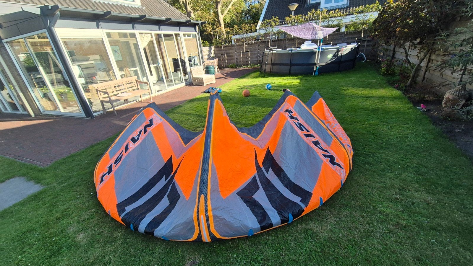 Naish Pivot 9m - Oranje/Grijs Kitesurf Kite, Watersport en Boten, Gebruikt, 9 m², Geen board, Ophalen of Verzenden