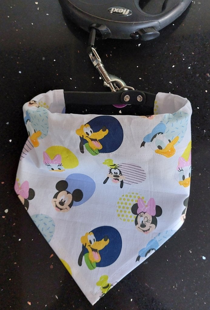 Nieuw- honden bandana: Pluto Mickey etc, Dieren en Toebehoren, Ophalen of Verzenden, Nieuw, Overige hondenkleding