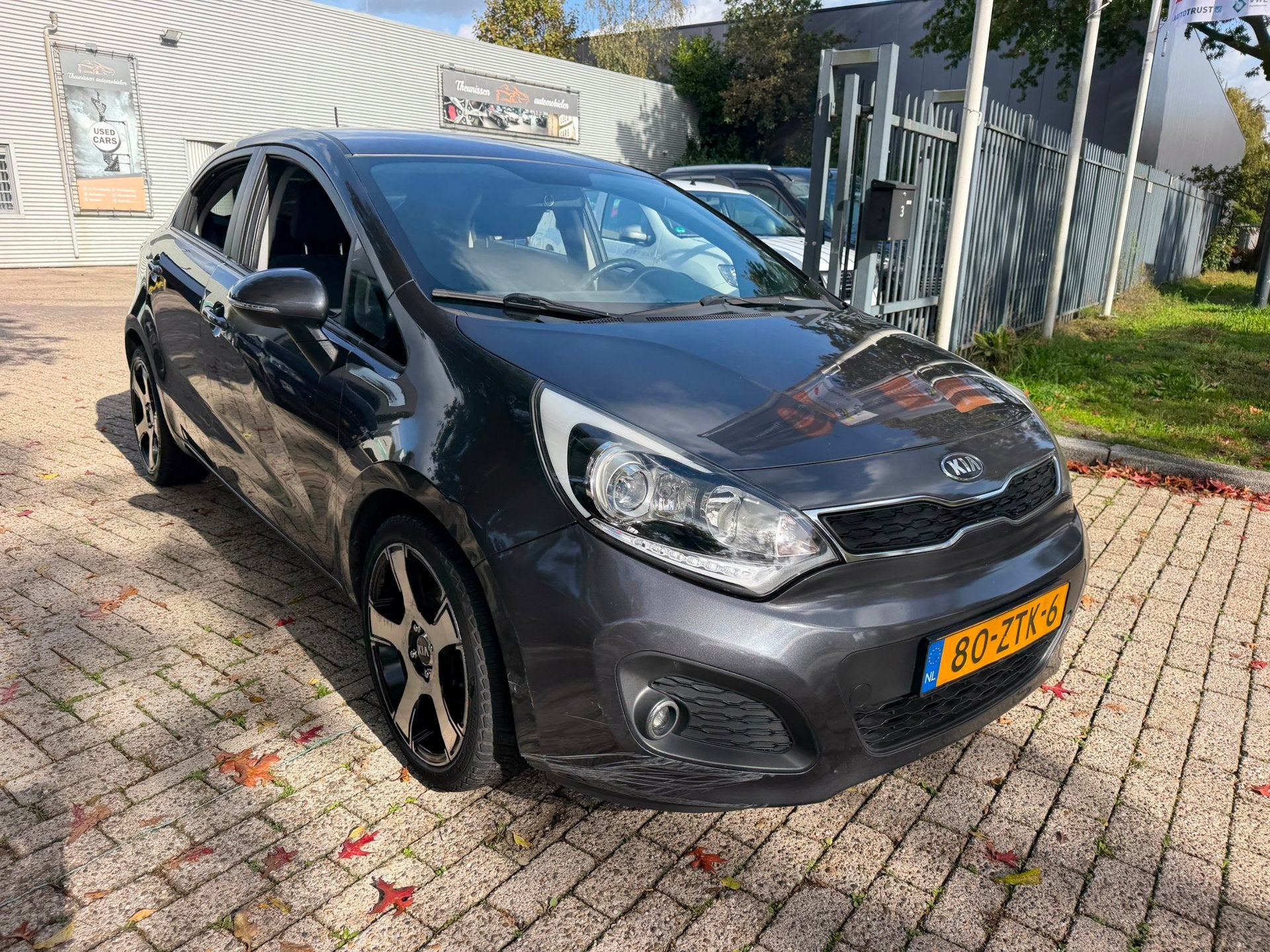 Kia Rio 1.2 CVVT Plus Pack 5 deurs, airco, cruise, xenon\led, Auto's, Zwart, 4 cilinders, Origineel Nederlands, Bedrijf