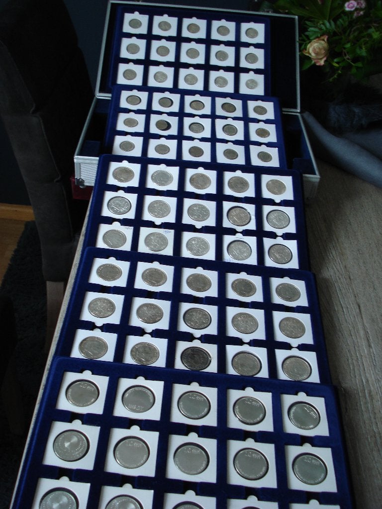 KOFFER MET  ZILVEREN  O.A. GULDENS ,RIJKSDAALDERS, 10 EURO, Koningin Juliana, Setje, Geboorte of Huwelijk, Overige waardes