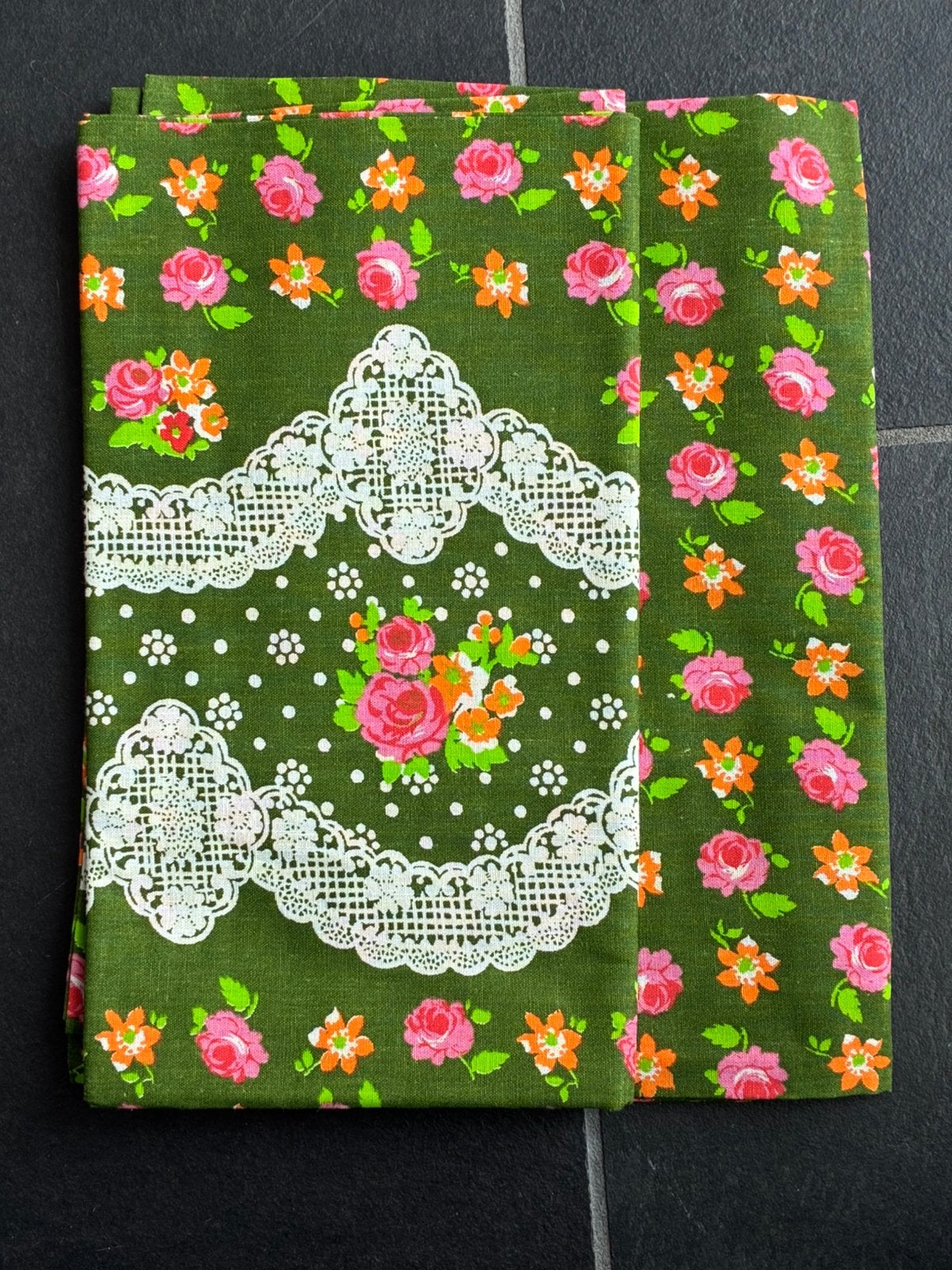 Vintage kussensloop met bloemmotief. Nieuw. 2 stuks, Ophalen of Verzenden, Nieuw