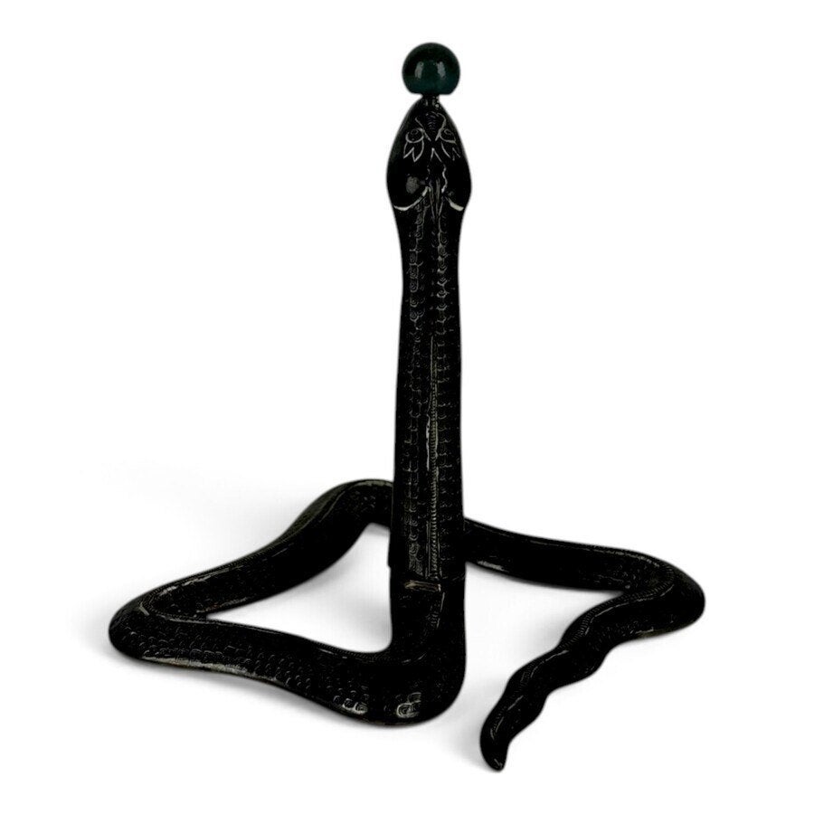 Een zilveren sculptuur van een slang.