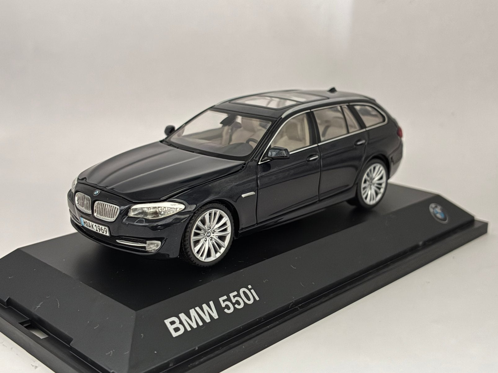 BMW 5-serie 5er Touring (Type F11) 2011 - Schuco, Hobby en Vrije tijd, Ophalen of Verzenden, Nieuw, Auto, Schuco
