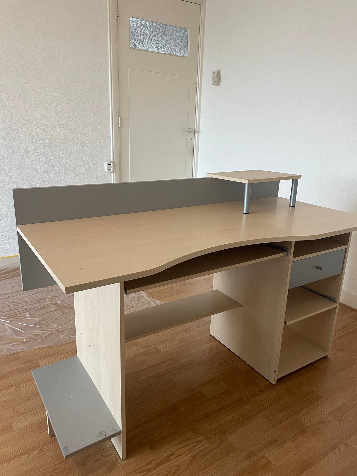 Breed bureau met opbergruimte en monitorstandaard, Ophalen, Gebruikt, Computerbureau, Beige